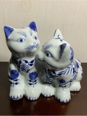 Vintage Formalities Baum Bros Blue White Cats Figurine Floral Chinoiserie